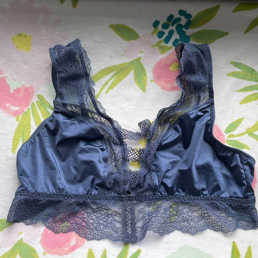 Victorias Secret bralette size large with lace detail